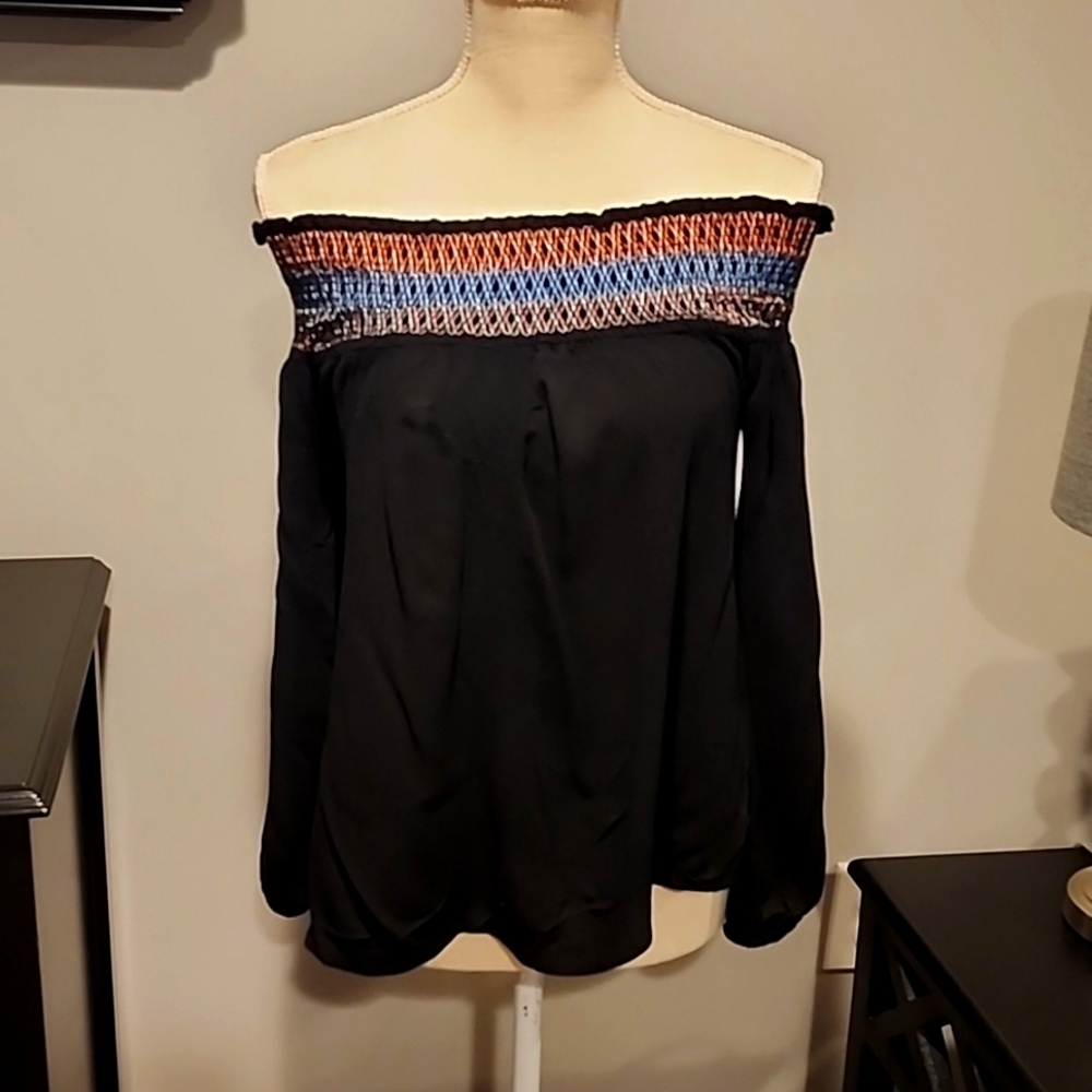 Re=Named off the shoulder black top size large bust 20 in/19 in.
